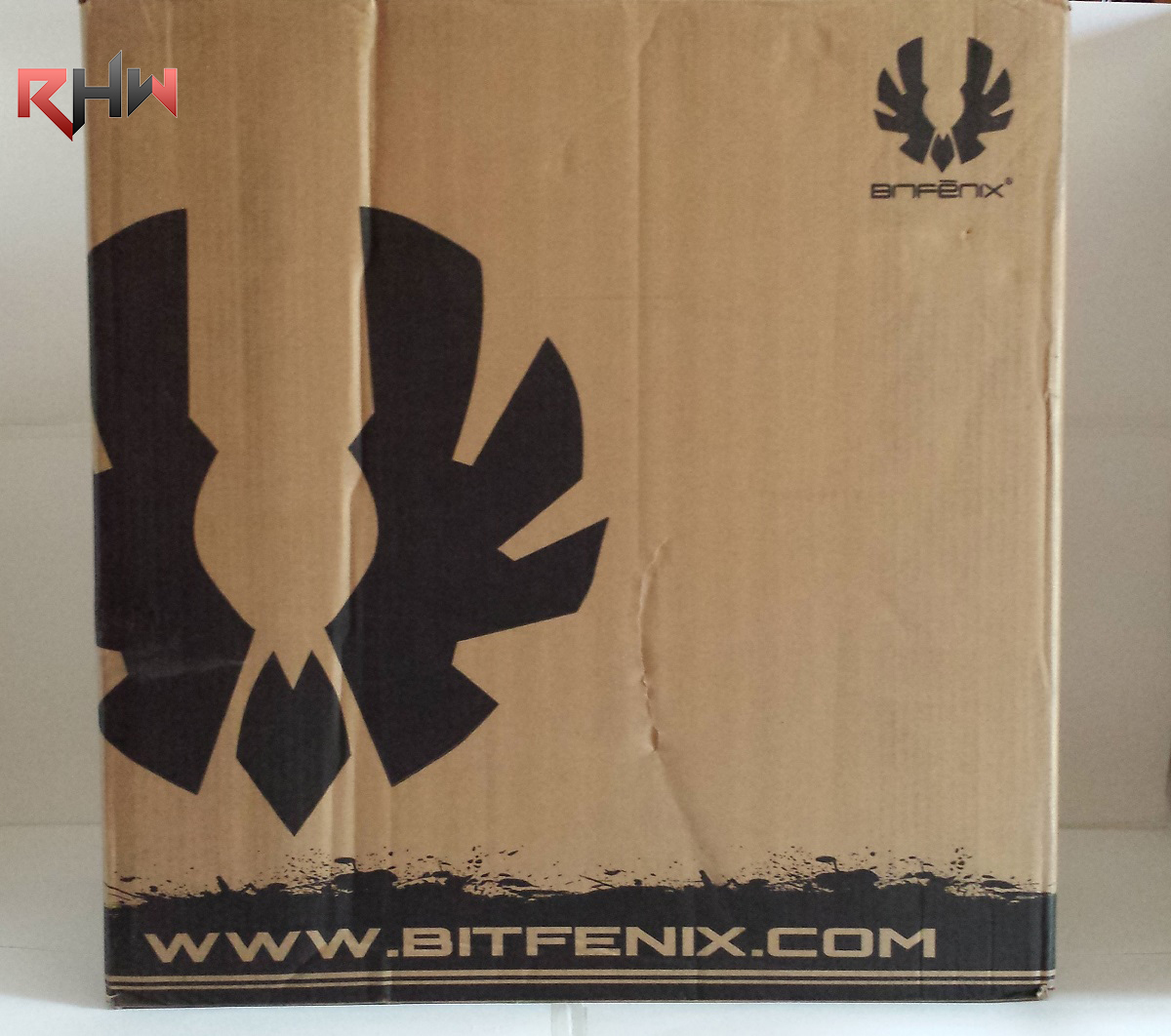 Appena giunto in redazione, il BitFenix Ronin era contenuto in una scatola di medie dimensioni, di stile molto minimalista e non a colori, raffigurante nella parte anteriore il logo e il sito dell’azienda produttrice.