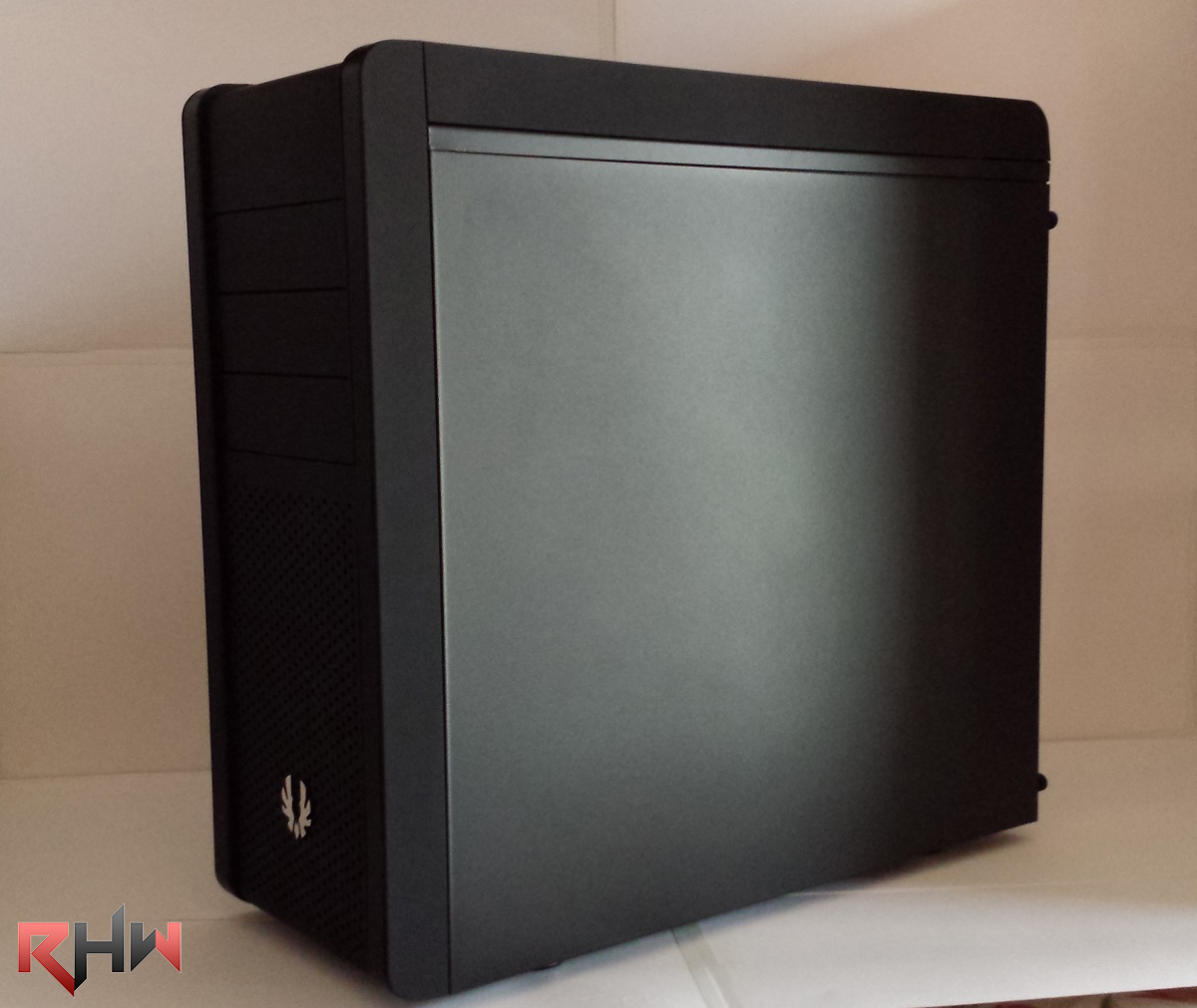 Il colore nero fa da padrona in tutte le parti del cabinet e su tutti i tipi di materiali impiegati. Passando proprio ad analizzare i materiali, notiamo che l’intera struttura portante del case è realizzata in alluminio, mentre la cover frontale e quella superiore è in plastica, rivestita in materiale simile all’ABS, che conferisce un buon “touch and feel” quando lo si prende in mano per trasportarlo, dando la sensazione di una struttura molto rigida e di buona qualità.