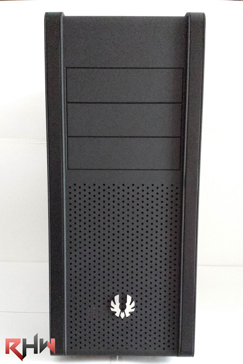Finiamo di analizzare la parte superiore descrivendo le due montature che attraversano tutto il top per finire sulla parte inferiore nel frontale del case. Esse presentano una trama microforata in alluminio, questa scelta dona una sensazione di distacco dal resto del design utilizzato, conferendo ancor più un design premium al prodotto.