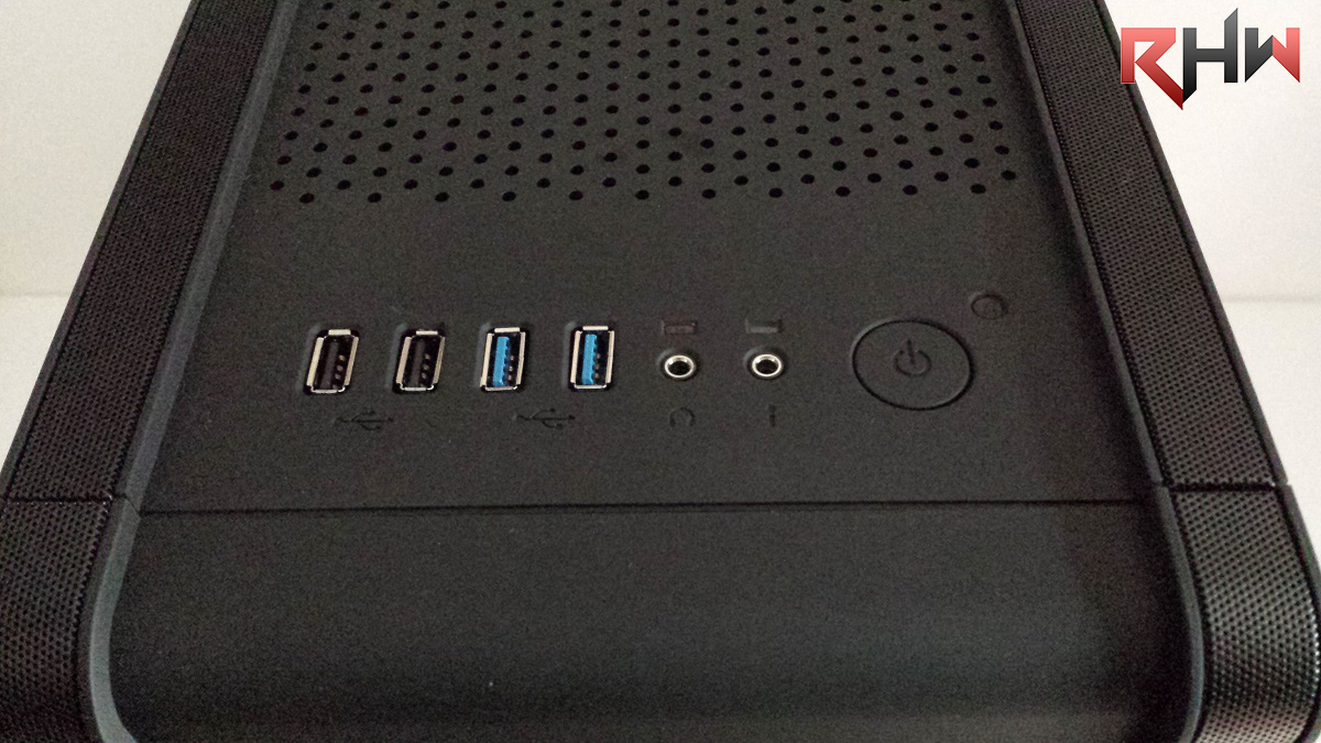 Proseguendo verso la parte frontale del case, troviamo il pannello I/O, quest’ultimo composto da due porte USB2.0 e sempre due porte USB con standard 3.0 e LED per lo stato di power e di utilizzo HDD, non mancano i due jack da 3.5mm per le cuffie e il microfono e i due comandi di accensione e reset, tutti integrati nella medesima cover descritta in precedenza.