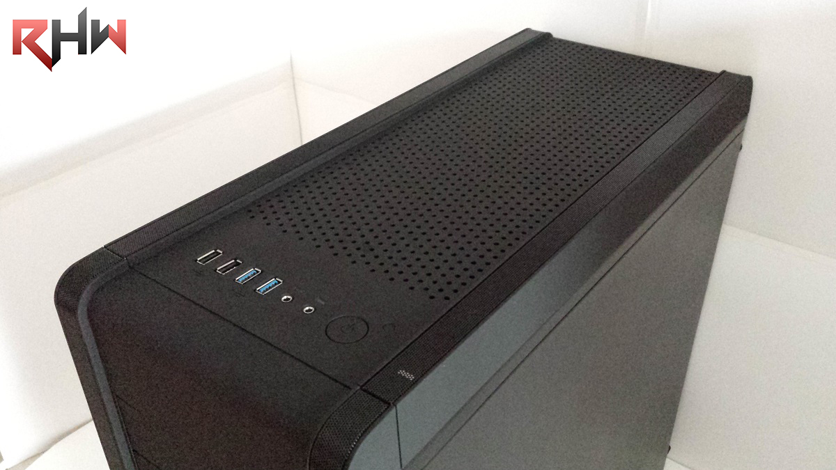 Spostandoci proprio sulla parte superiore, troviamo la cover descritta in precedenza tutta traforata, questo tipo di trama conferisce al top del case una duplice funzione, poiché funge sia da presa d’aria ma permette anche di far passare la luce qualora si montassero dei kit neon/LED, conferendo al case un look molto aggressivo.