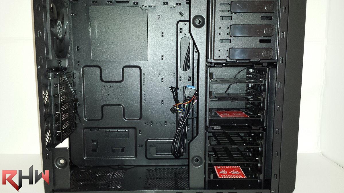 La piastra che ospiterà la motherboard presenta un’asola passante quadrata in posizione centrale, soluzione molto comoda che permette di disinstallare e reinstallare il dissipatore per la CPU, senza dover ogni volta rimuovere la scheda madre e tutti i componenti su di essa installati. Nell’area restante si possono individuare altre 3 o 4 (dipende dal fattore di forma della MB) asole adibite per il passaggio dei cavi di alimentazione, tutto al fine di poter permettere un adeguato cable management.