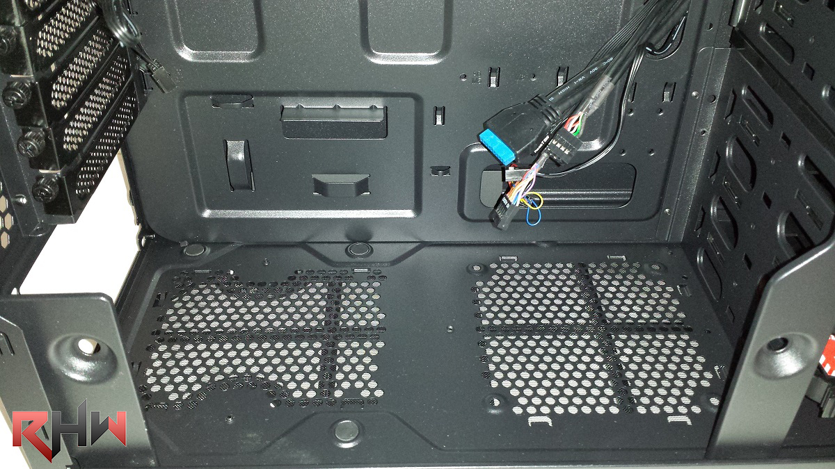 Sezione per l'alloggiamento dell'unità PSU a sinistra e ventola da 120mm a destra.