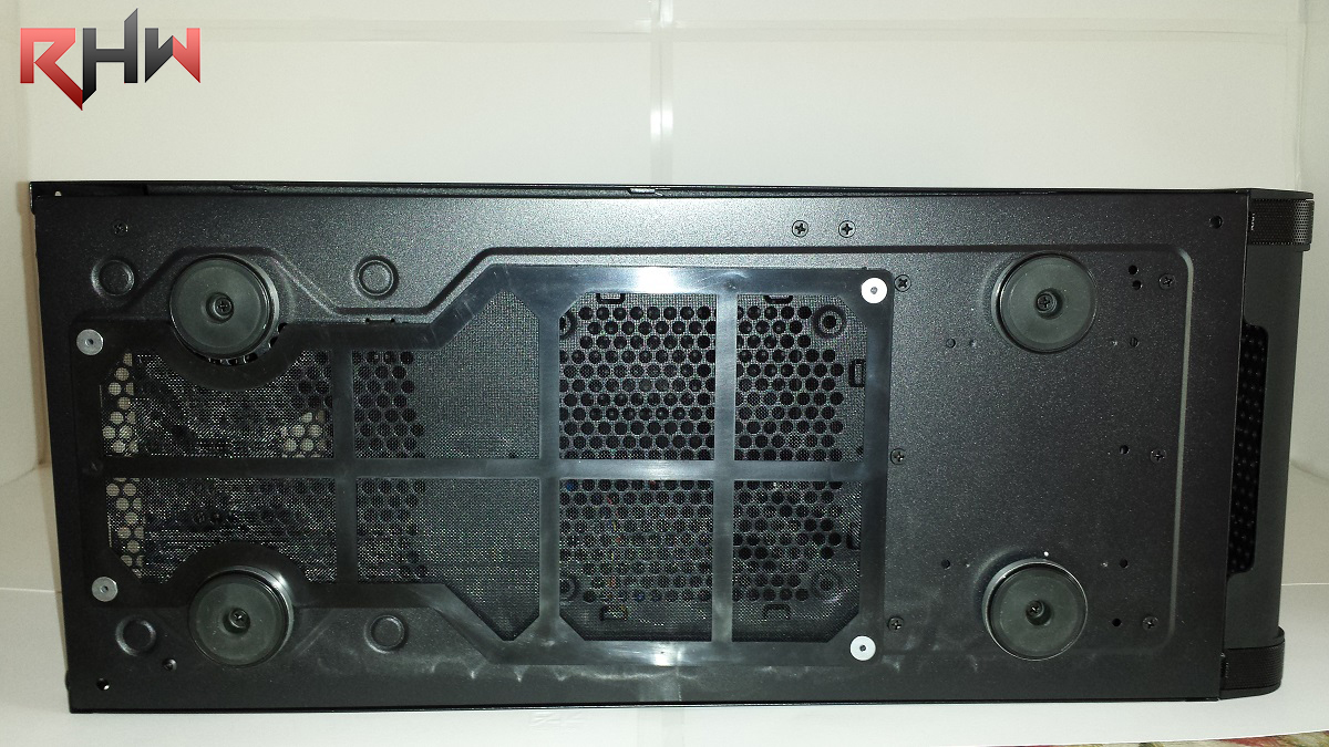 La base del case vede l’adozione di 4 piedini con superficie in gomma antiscivolo rivestiti con un anello di alluminio.