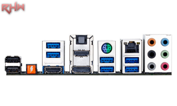 Il pannello I/O posteriore, composto di 2 USB 2.0, tasto Ignition, 6x USB 3.0, 2xHDMI, 1xDisplay Port, 1xPS/2, 1x Ethernet, connessioni audio