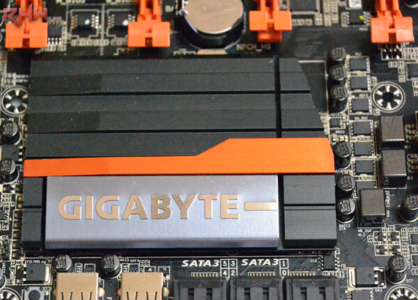 Il dissipatore del PCH Z87, solido e simile a quello visto sulla Z87X-UD3H, con l'accent di colore arancione, in tema con la scheda.