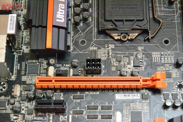 Nella parte superiore agli slot PCIe, un connettore PEG 6 pin, per alimentare ulteriormente le schede video nel caso di configurazioni multischeda o nel caso di raffreddamenti estremi.
