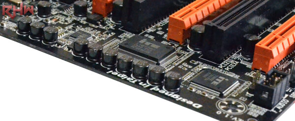 La scheda audio, una Realtek ALC892, con annessi condensatori.