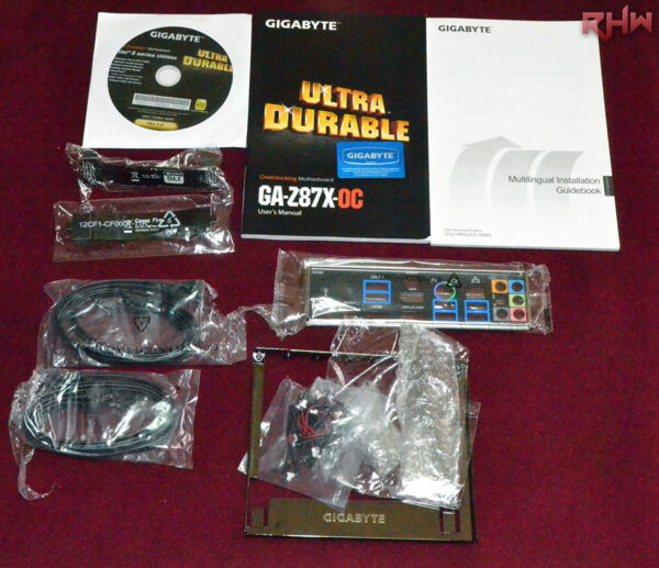 Il bundle, composto da manuali, DVD di driver e software, I/O Shield, cavi SATA, l'OC Brace per il montaggio su superficie piana e i connettori per i reading points dei voltaggi.
