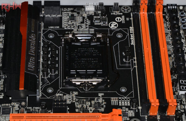 La parte superiore della scheda madre, con il socket al centro, le fasi di alimentazione raffreddate da un dissipatore passivo sulla sinistra e gli slot delle RAM a destra. In alto, i due connettori EPS (1x8 Pin e 1x4 Pin).