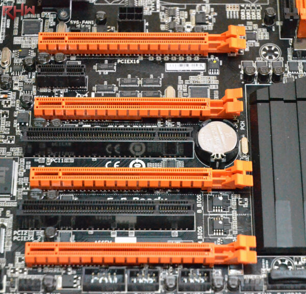 La connettività è fornita da 4 slot PCIe meccanici 16x, che elettricamente funzionano in modalità 8x/8x, 8x/4x/4x, 8x/4x/4x/4x (quest'ultimo 2.0), per configurazioni multischeda di tipo SLI e CrossFireX di qualsiasi tipo. Completano la connettività un connettore PCIe 1x e 2 connettori PCI.