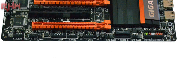 In fondo alla mainboard, la serie di header per le connessioni a bracket.