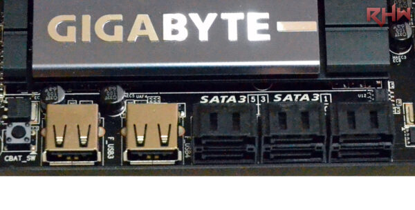 Di fianco, la sezione connettività, costituita da 6 porte SATA III (tutte collegate al PCH) e 2 prese USB 2.0 per facilitare l'utilizzo su banchetto.