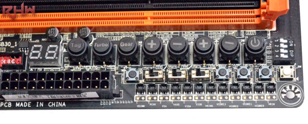 La sezione OC Touch, con tasti, switch e punti di lettura per overclockare tramite la pressione di pulsanti, funzione utile durante le sessioni di overclock su banchetto.