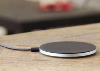 La basetta wireless WCH10 Wireless Charging Playte si mostra in un video promo