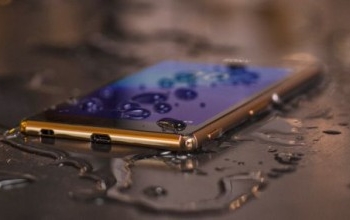 Sony Xperia Z3+ utilizza un driver touch screen per il bagnato