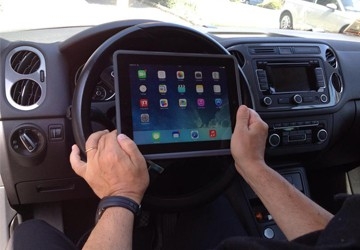 Smartphone alla guida: sospensione del mezzo e… del cellulare