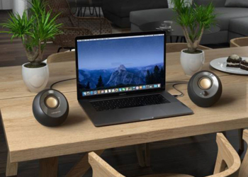 Creative Pebble V2: L’eleganza che si fa sentire