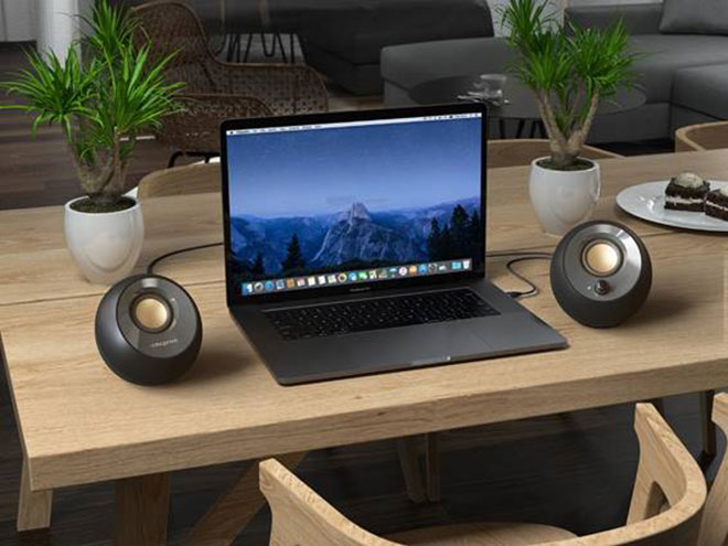 Creative Pebble V2: L’eleganza che si fa sentire