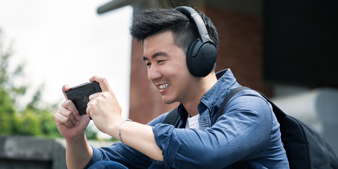 Arrivano le ROG Strix Go 2.4, le prime cuffie da gaming wireless